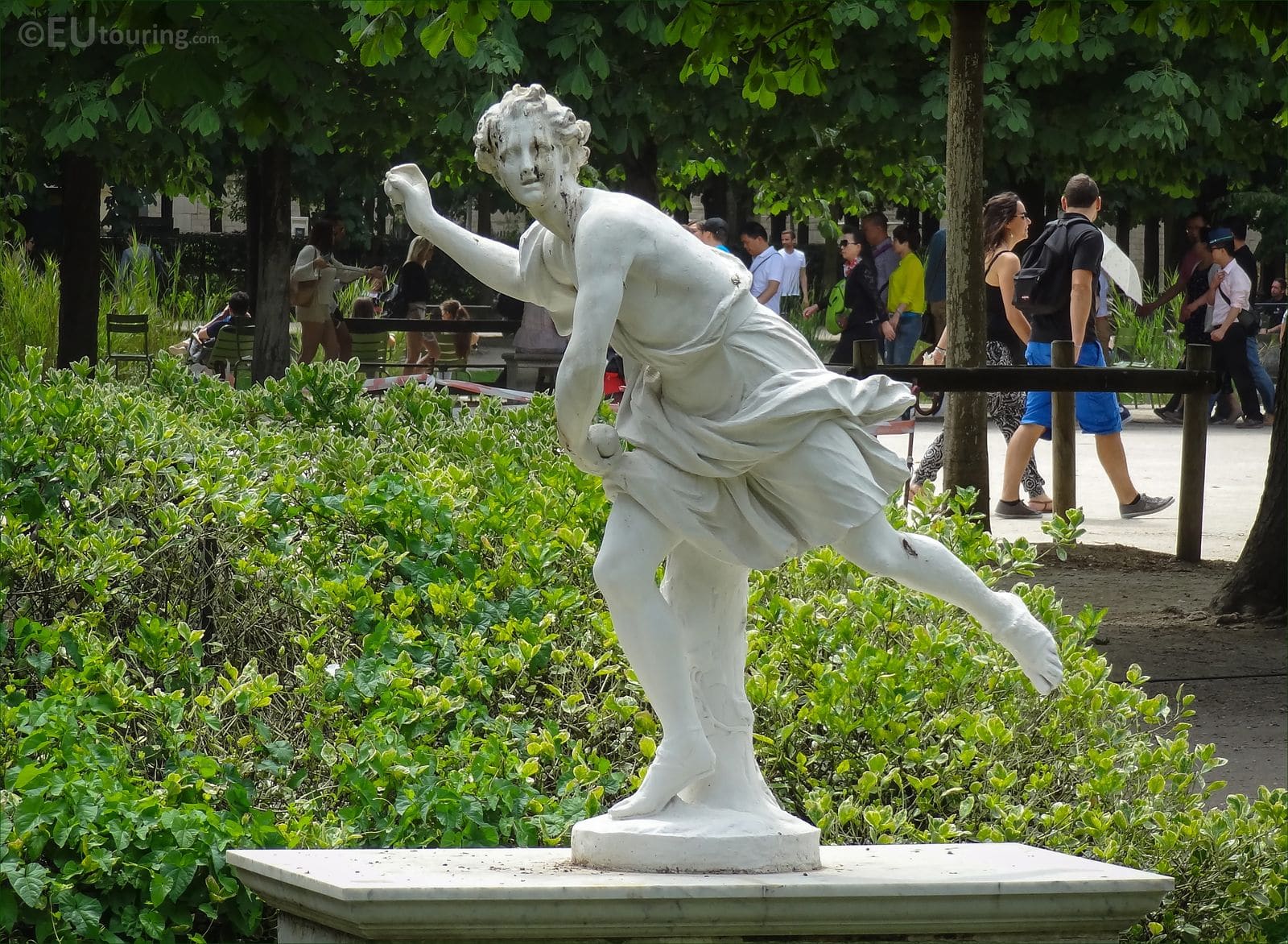 Résultat de recherche d'images pour "STATUES "ATALANTE ET HIPPOMENE" tuileries"