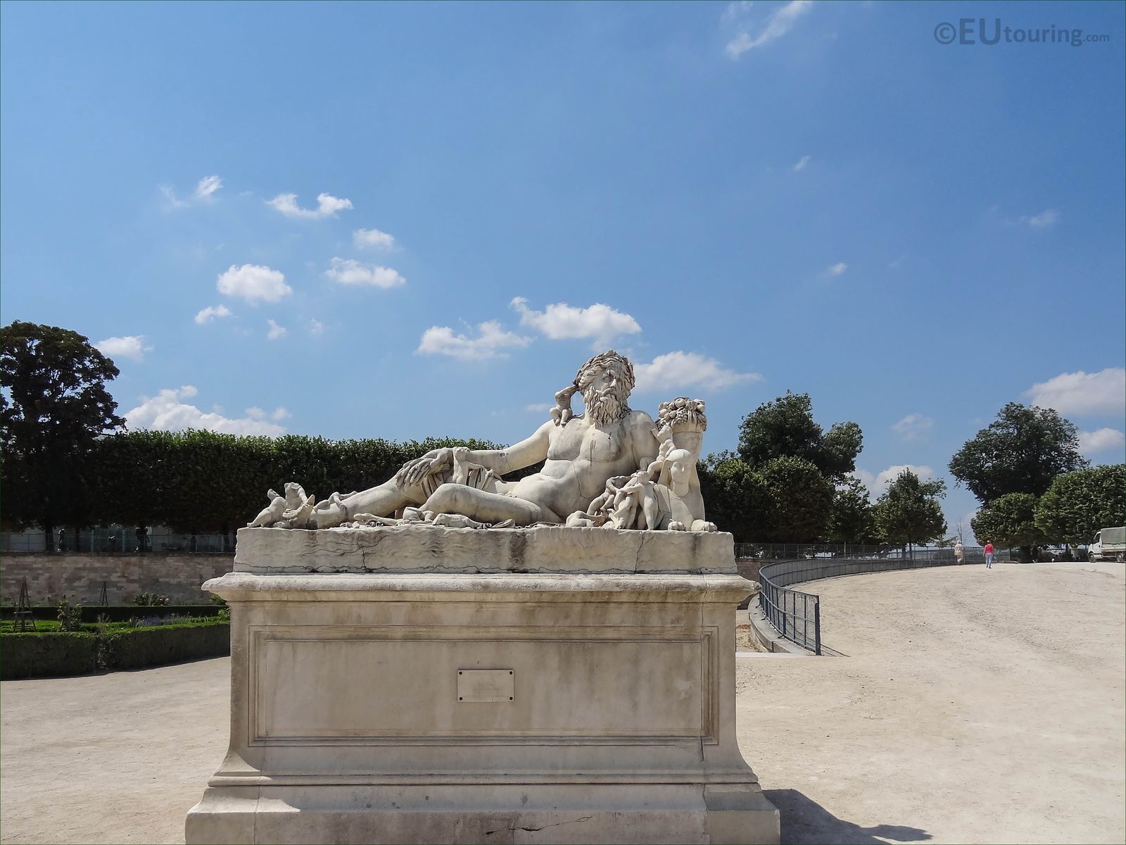 Résultat de recherche d'images pour "statue nil tuileries"