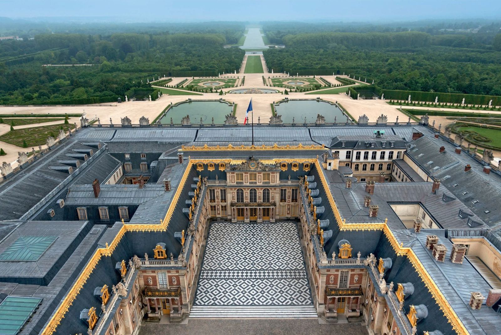 https://static.nationalgeographic.fr/files/styles/image_1900/public/Versailles_p262_0.jpg