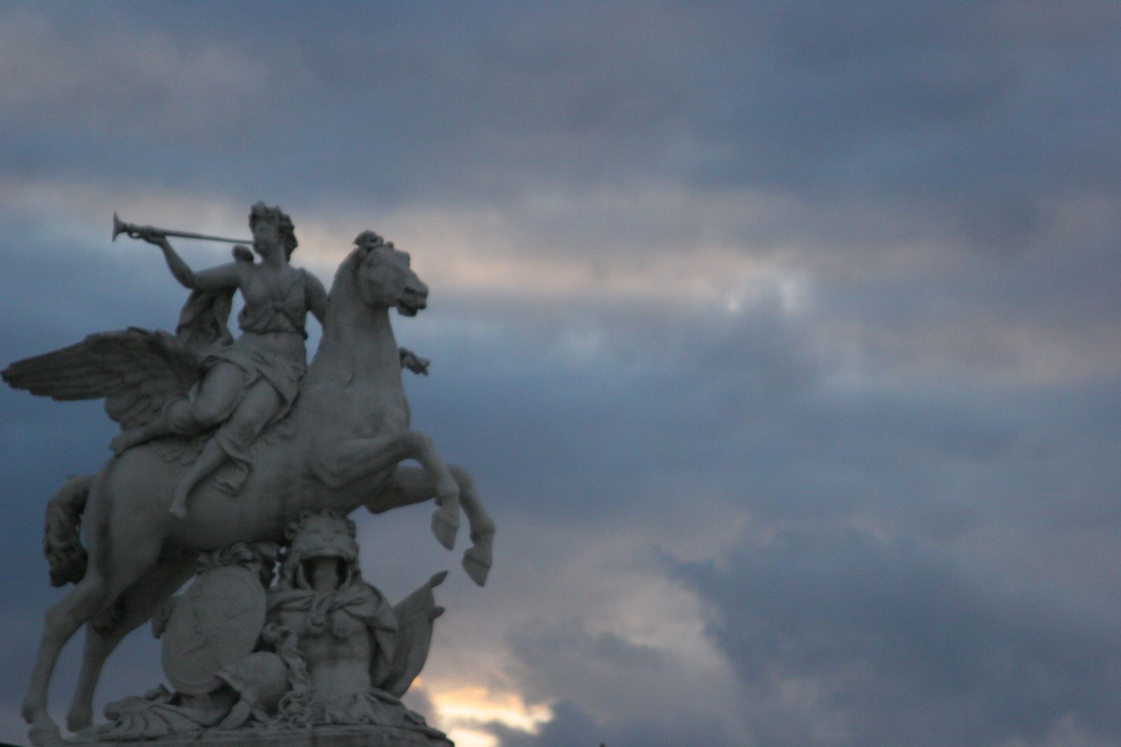 Résultat de recherche d'images pour "RENOMMEE CHEVAUCHANT PEGA tuileries"