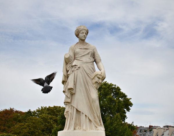 Résultat de recherche d'images pour "STATUE LA COMEDIE tuileries"