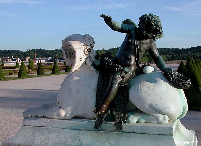 Il faut après tourner à gauche pour aller passer entre les Sfinx ; en marchant il faut faire une pause devant le cabinet pour considérer la gerbe et la nappe