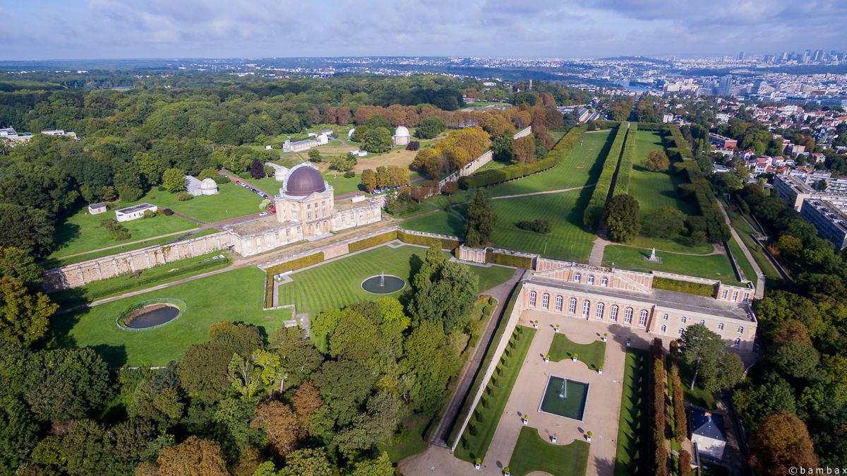 Restes du Château-Neuf transformé en observatoire (à gauche) et orangerie d'où partait la grande perspective