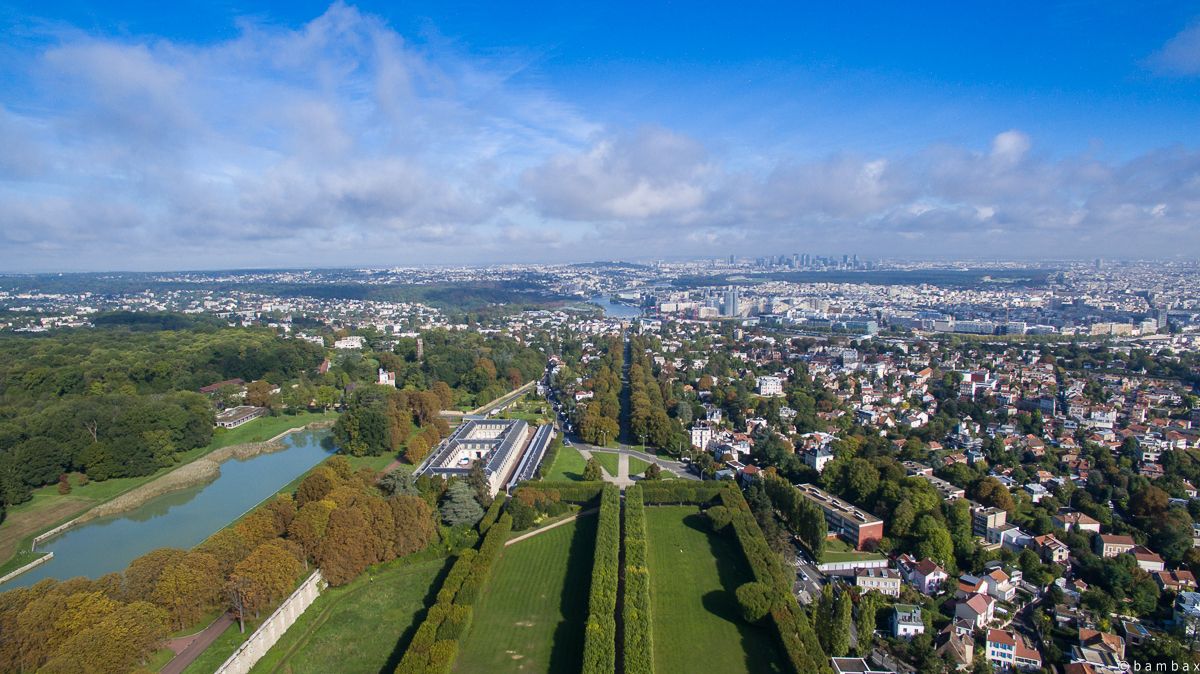 Terrasse avec l'avenue du château, vers le Nord