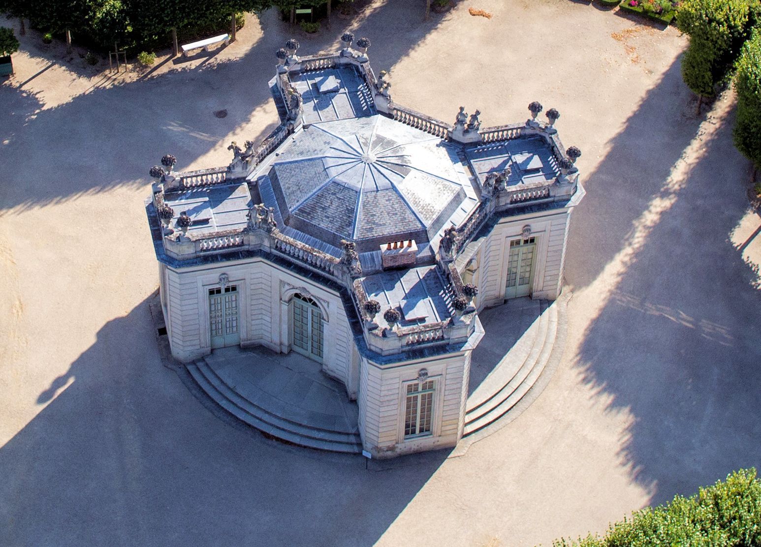 Vue_aérienne_du_domaine_de_Versailles_par_ToucanWings_-_Creative_Commons_By_Sa_3.0_-_051_(crop_Pavillon_français)