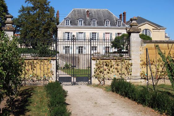 Grille et mur d'enceinte