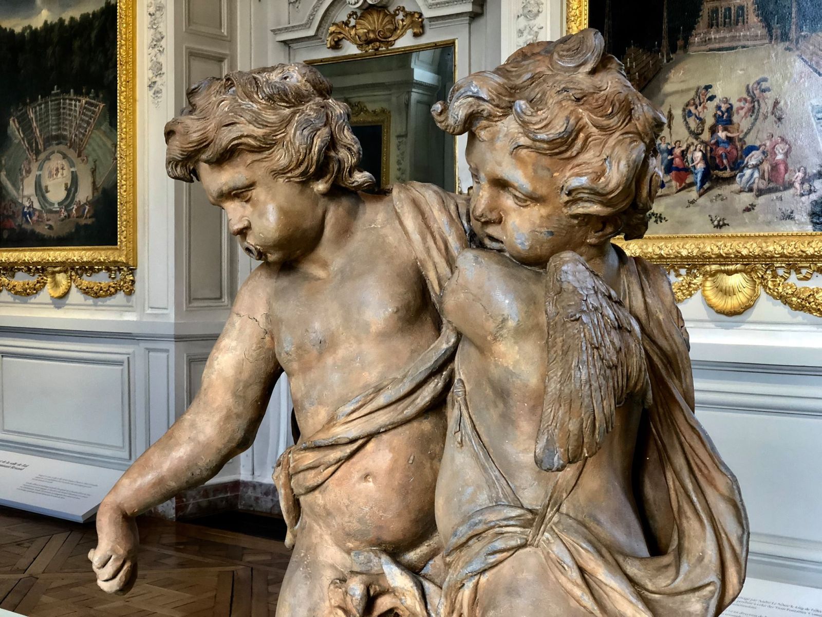 Groupes d'enfants jouant de la trompette et tenant une couronne