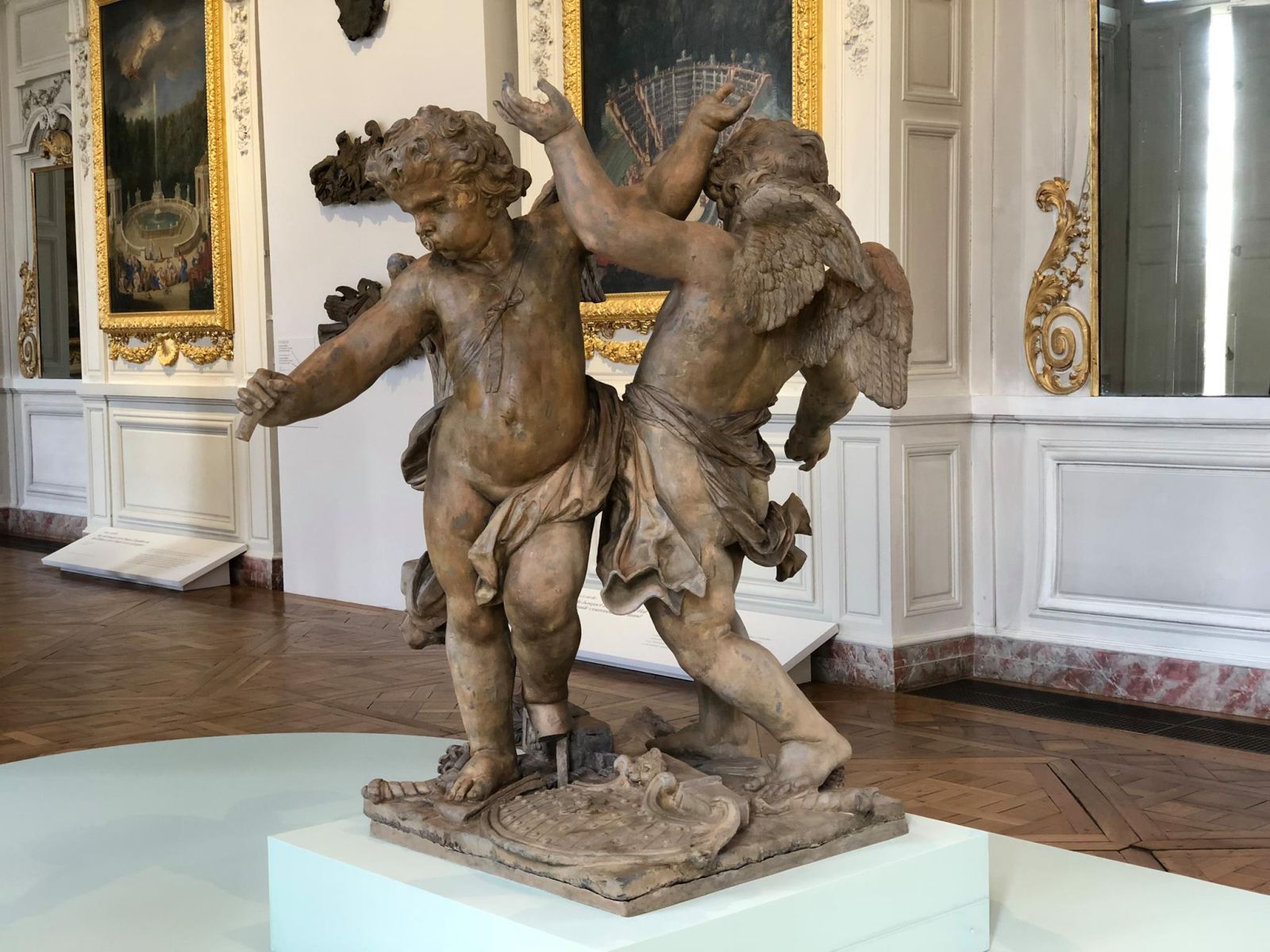 Groupes d'enfants jouant de la trompette et tenant une couronne