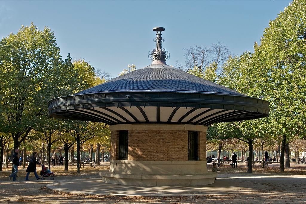 1024px-Jardin_du_Luxembourg_abri_des_surveillants