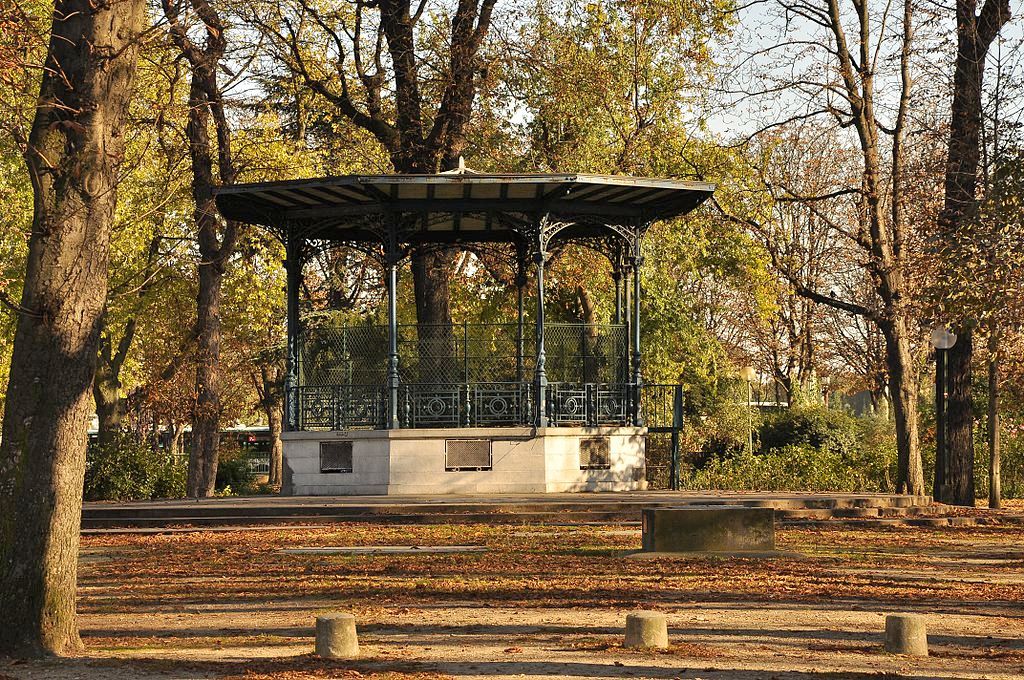 1024px-Kiosque_a_musique_aux_Champs-Élysées
