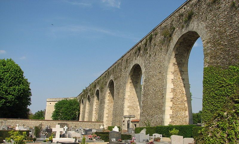 Tour du Levant de l’aqueduc de Louveciennes. Un réservoir à son sommet recueillait l’eau des pompes de Marly