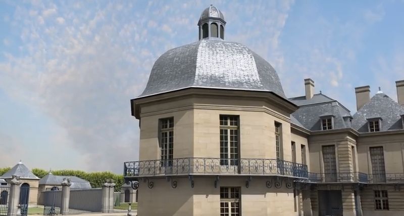 Balcon entourant le bâtiment, il permet une vue sur les différents enclos disposés tout autour en éventail