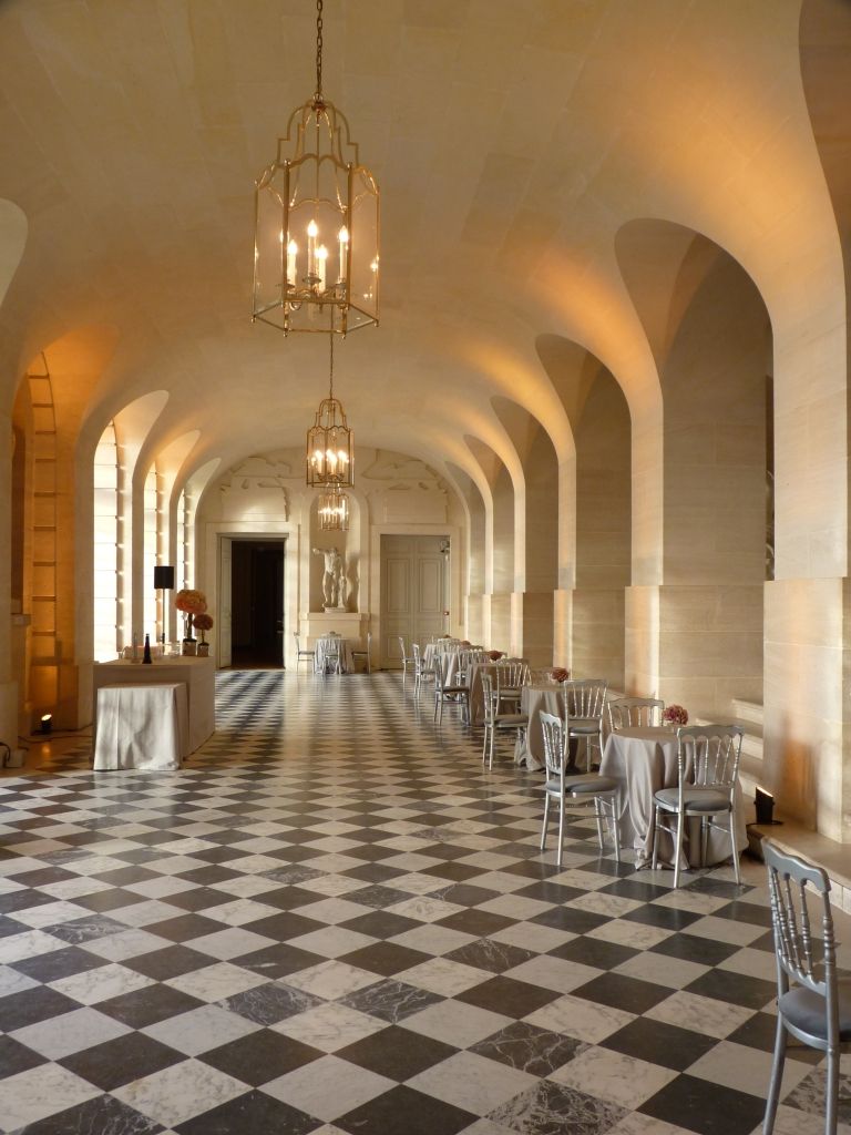 Galerie basse : assis : 120 pax / debout : 250 pax