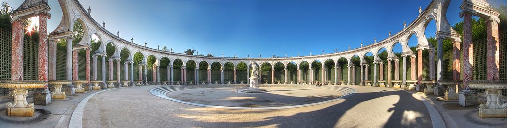 où l’on fera le tour pour considérer les colonnes, les ceintres, les bas reliefs et les bassins.
