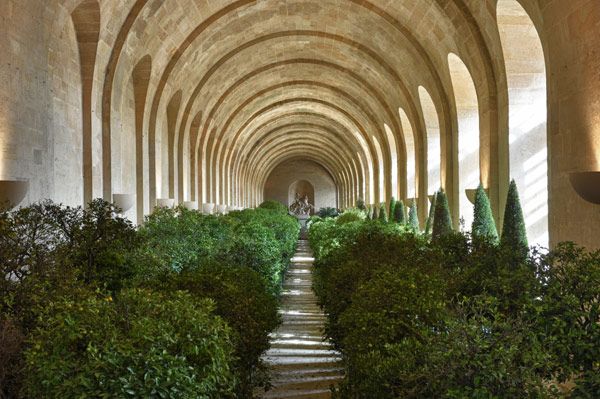 puis dans l’Orangerie couverte, et l’on sortira par le vestibule du costé du Labirinte.