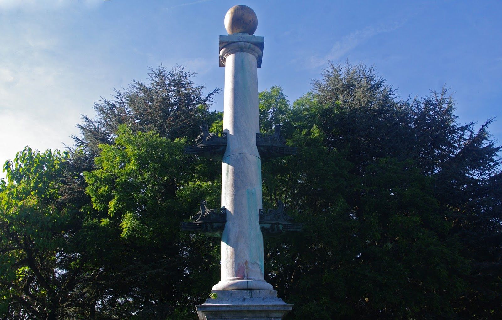 Colonne rostrale dédiée à La Pérouse