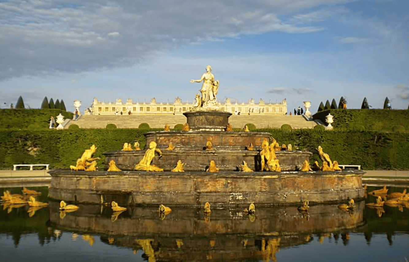 et puis se tourner pour voir le parterre et le Chasteau.